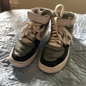 GUC Nike Air Force 1’s grays and white with yellow logo